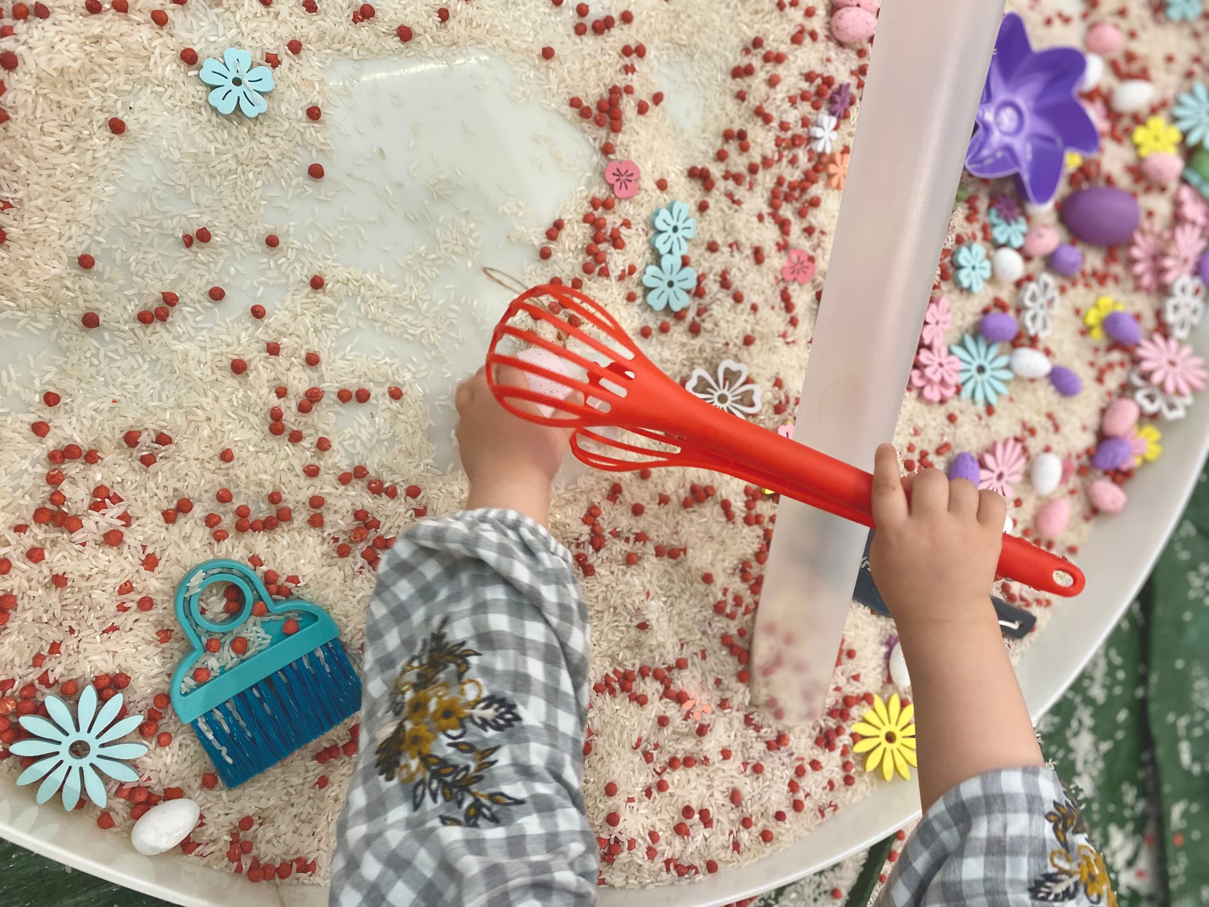 Deti sa hrajú s plastelínou