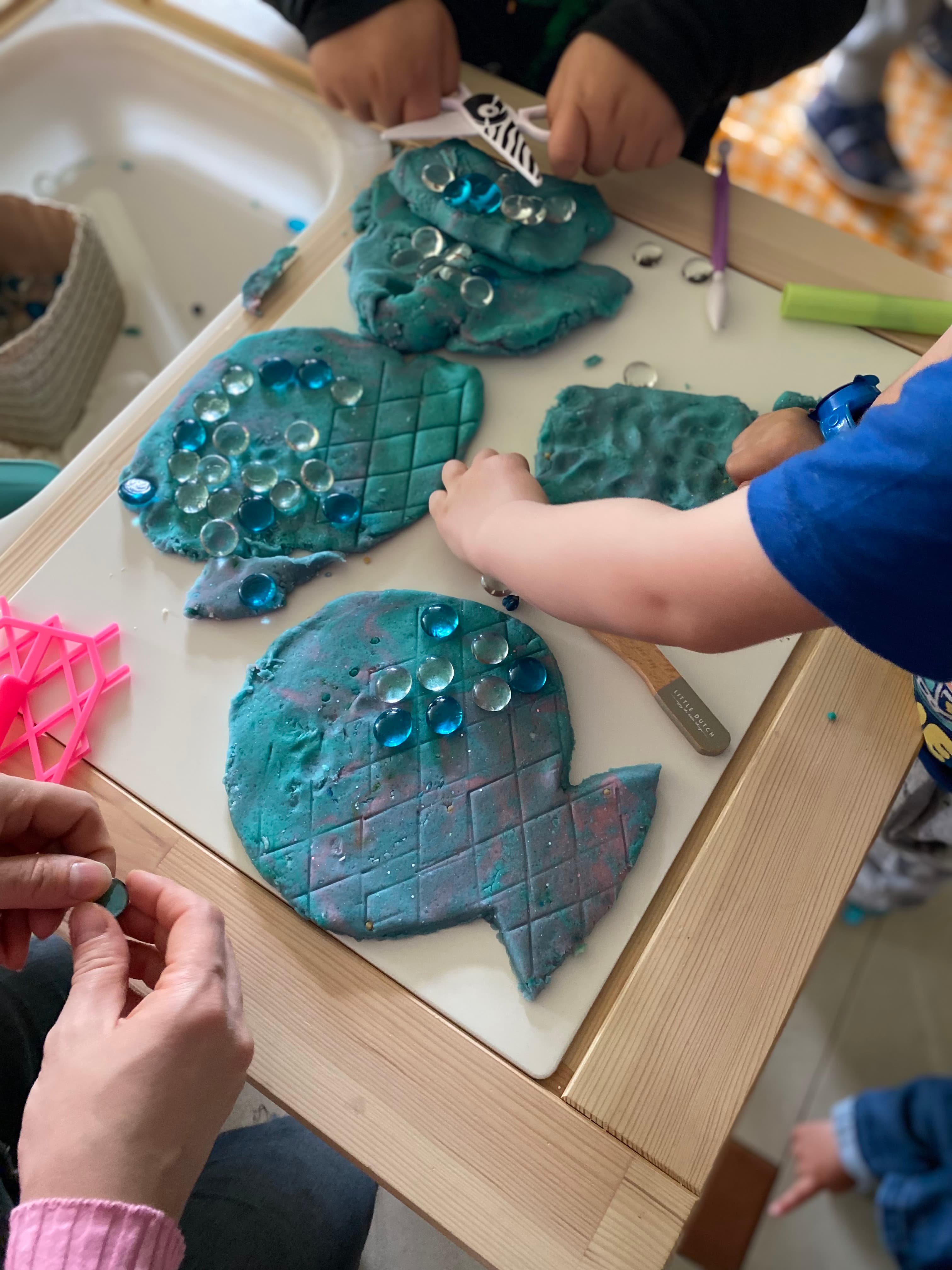 Deti sa hrajú s plastelínou