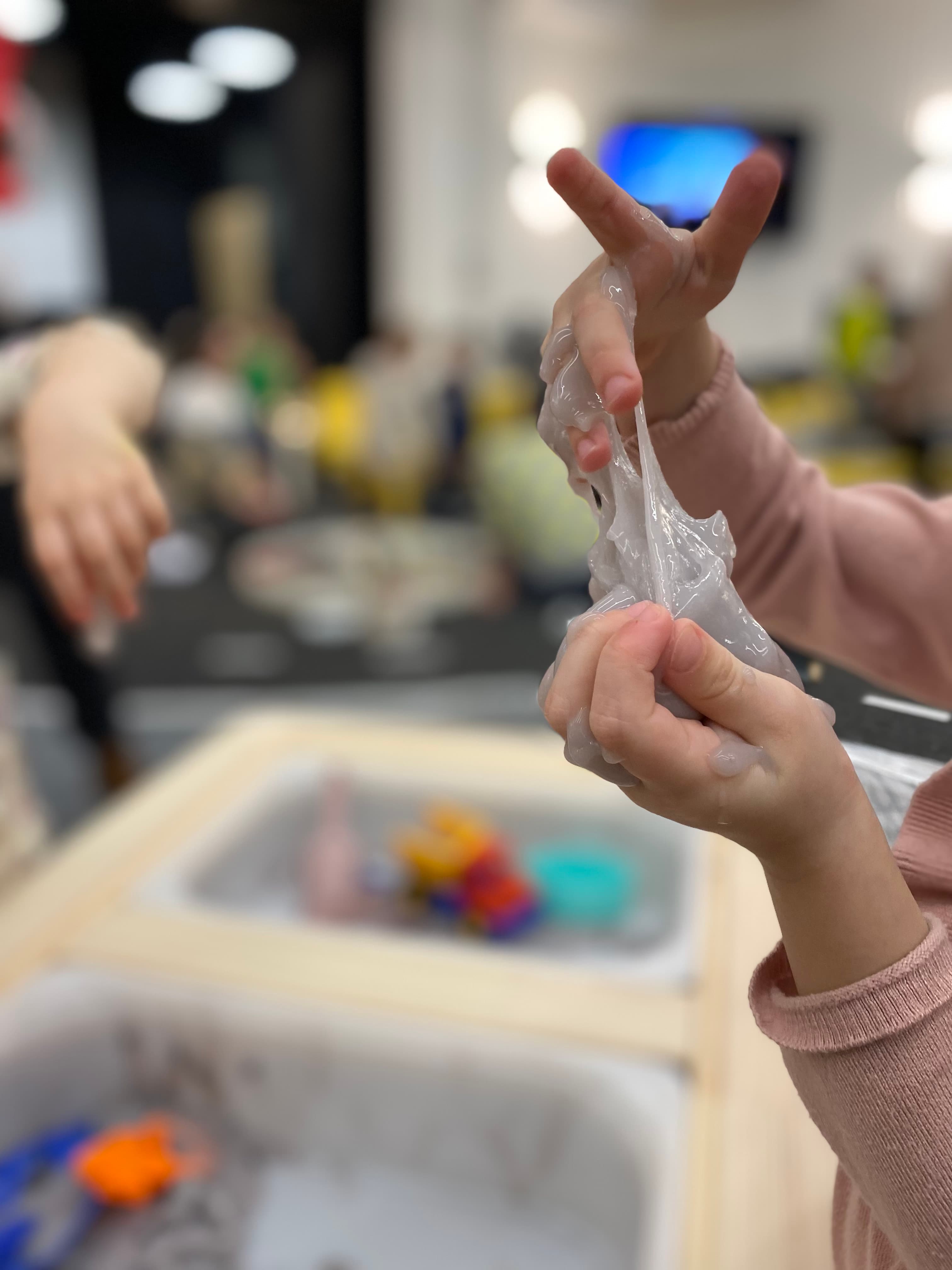 Deti sa hrajú s plastelínou