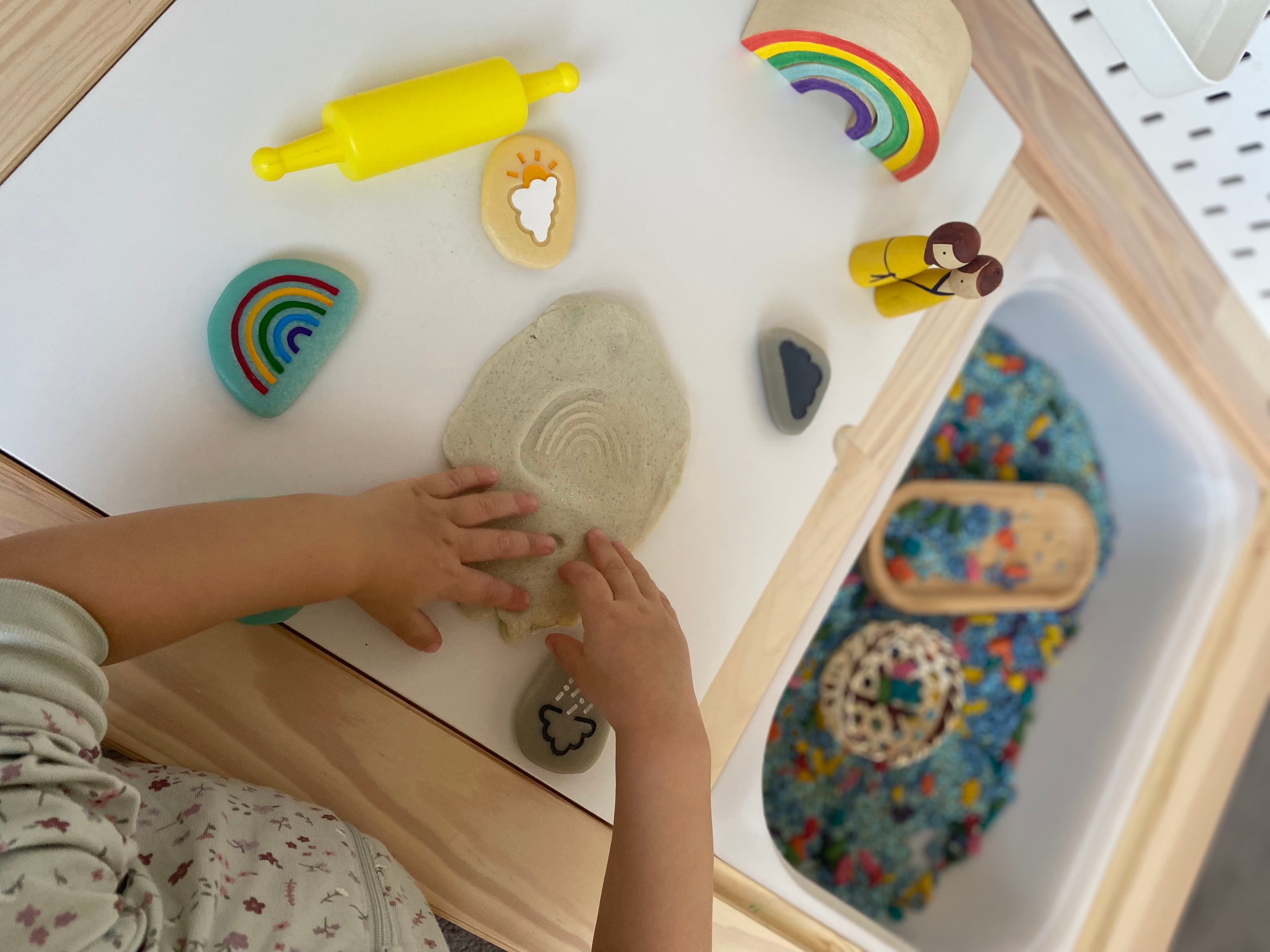 Deti sa hrajú s plastelínou