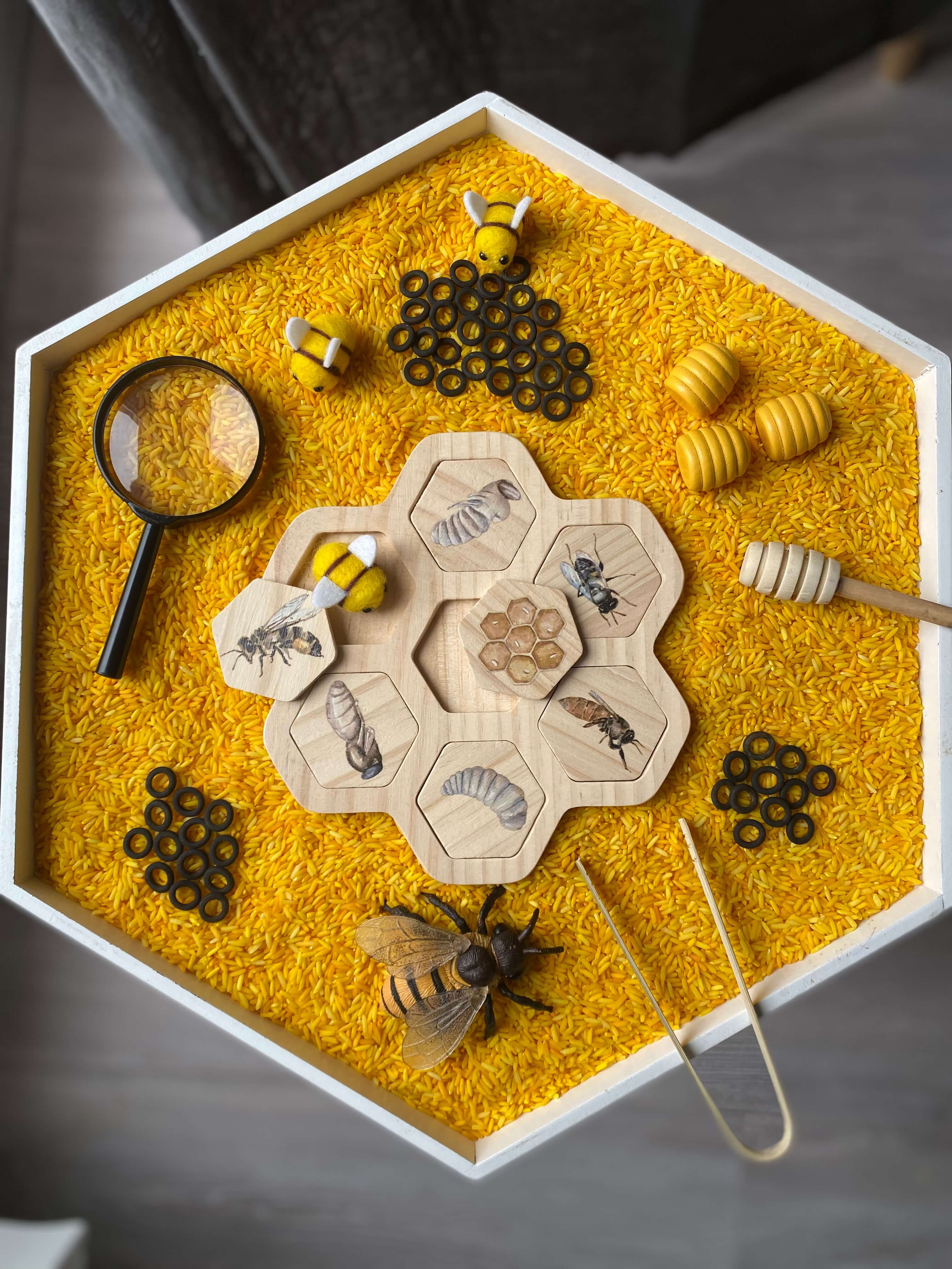 Deti sa hrajú s plastelínou